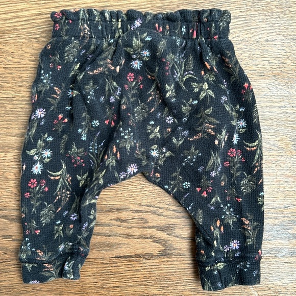 Old Navy Ruffle Ribbed Floral Onesie and Pants Set, Size 3-6 Months - Picture 7 of 7